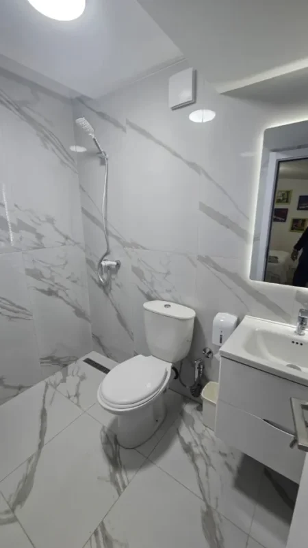 Tirane, jepet me qera apartament 2+1 Kati 6, 70 m² 700 € Selite