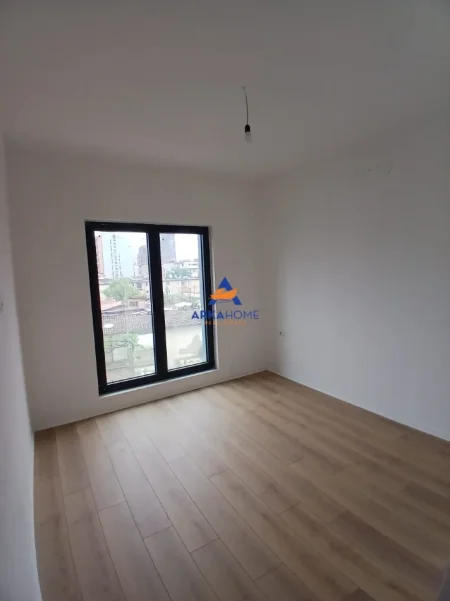 Tirane, jepet me qera apartament 3+1+Ballkon Kati 1, 107 m² 1.260 € 