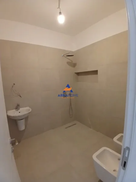 Tirane, jepet me qera apartament 3+1+Ballkon Kati 1, 107 m² 1.260 € 