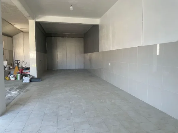 Tirane, jepet me qera magazine Kati 0, 135 m² 1.200 € (TOP CHANNEL)