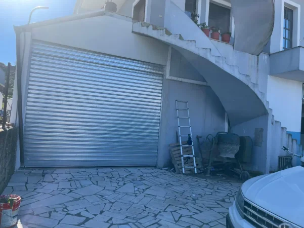Tirane, jepet me qera magazine Kati 0, 135 m² 1.200 € (TOP CHANNEL)