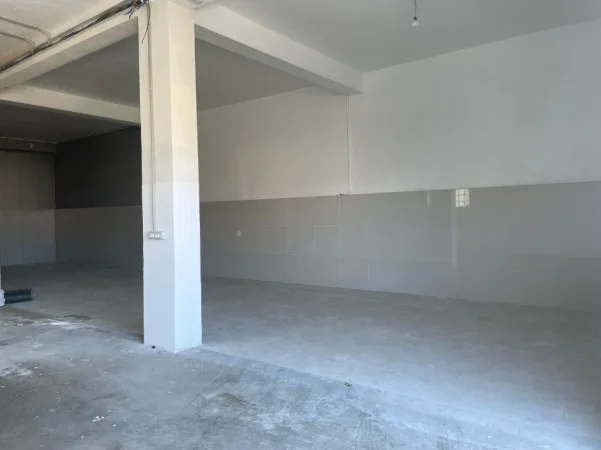 Tirane, jepet me qera magazine Kati 0, 135 m² 1.200 € (TOP CHANNEL)