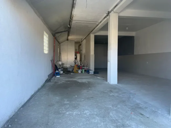 Tirane, jepet me qera magazine Kati 0, 135 m² 1.200 € (TOP CHANNEL)
