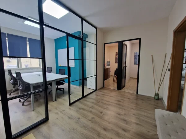Tirane, jepet me qera zyre Kati 2, 140 m² 2.720 € (bllok)