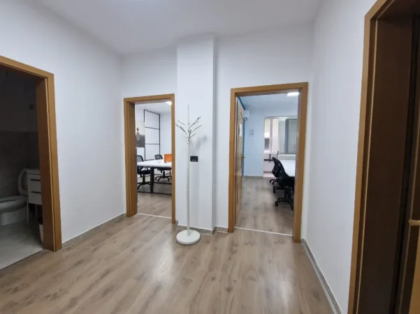 Tirane, jepet me qera zyre Kati 2, 140 m² 2.720 € (bllok)