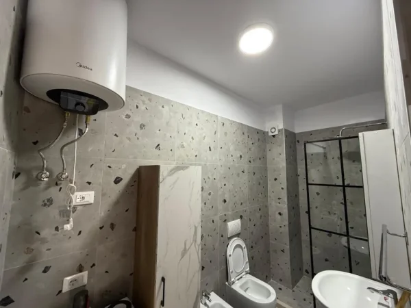 Tirane, jepet me qera apartament 1+1 Kati 5, 60 m² 500 € (Rruga 5 Maji)