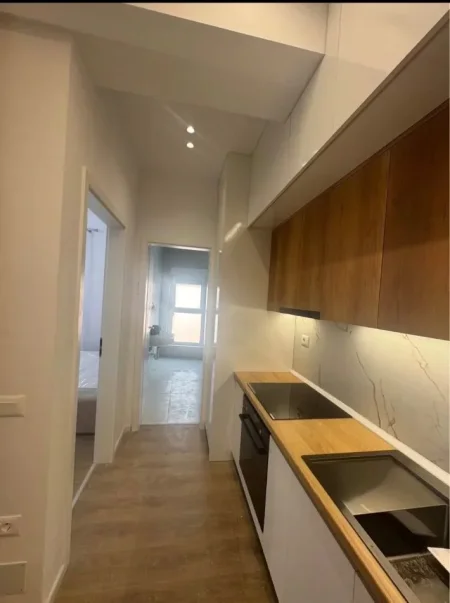 Tirane, jepet me qera apartament 1+1 Kati 3, 70 m² 500 € (Ali Dem)