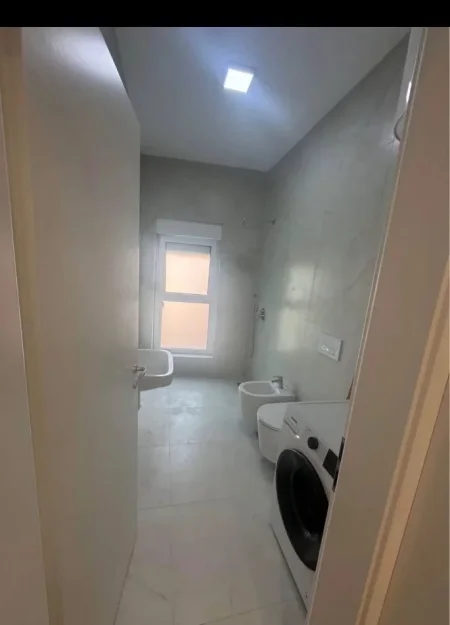 Tirane, jepet me qera apartament 1+1 Kati 3, 70 m² 500 € (Ali Dem)
