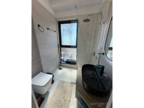 Tirane, jepet me qera apartament 1+1+Ballkon Kati 3, 74 m² 1.000 € (rruga e kavajes)