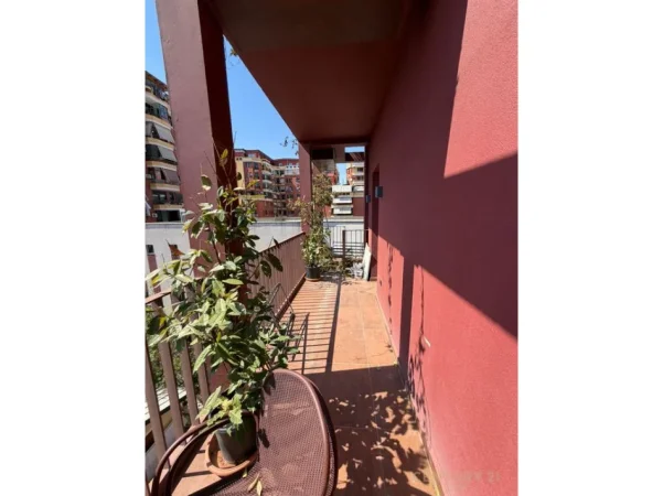 Tirane, jepet me qera apartament 1+1+Ballkon Kati 3, 74 m² 1.000 € (rruga e kavajes)