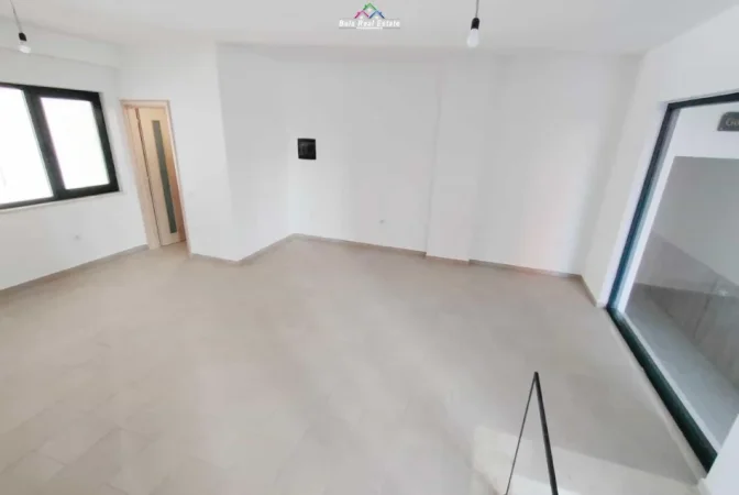 Tirane, jepet me qera dyqan Kati 0, 43 m² 150.000 € (Rruga Leonard Froku)