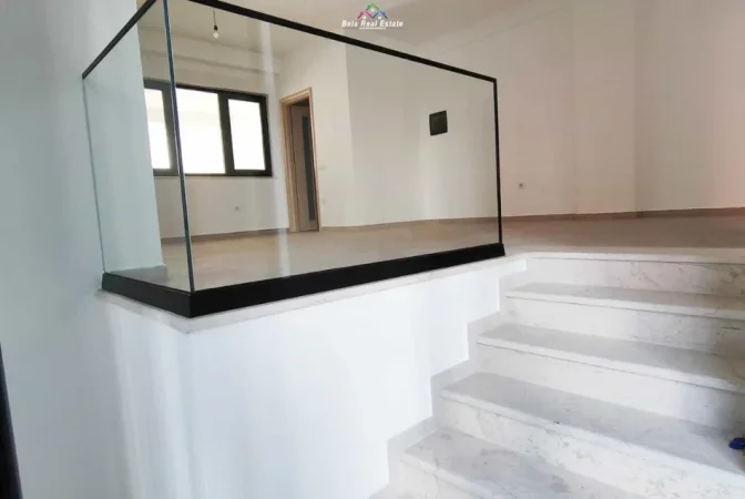 Tirane, jepet me qera dyqan Kati 0, 43 m² 150.000 € (Rruga Leonard Froku)