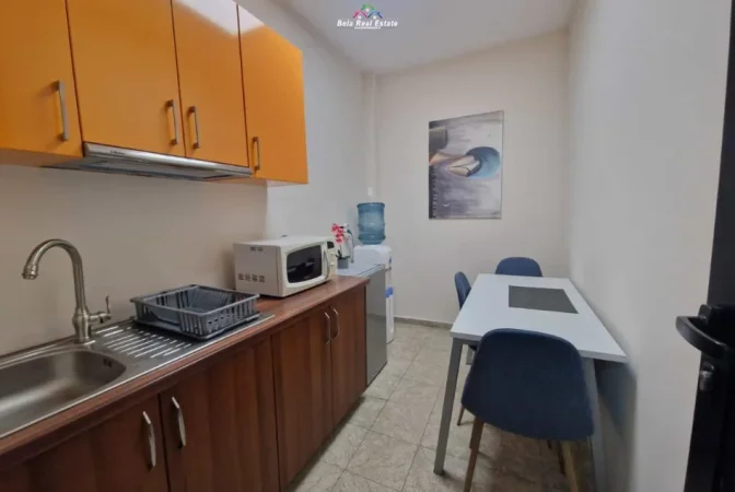 Tirane, jap me qera zyre Kati 5, 140 m² 3800 € (Rruga Brigada VIII)