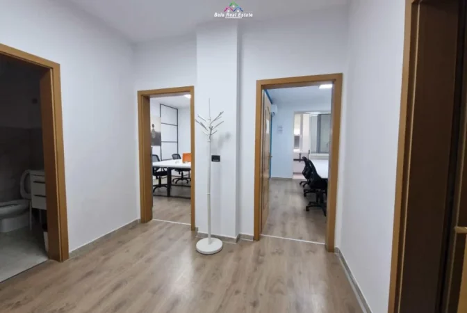 Tirane, jap me qera zyre Kati 5, 140 m² 3800 € (Rruga Brigada VIII)