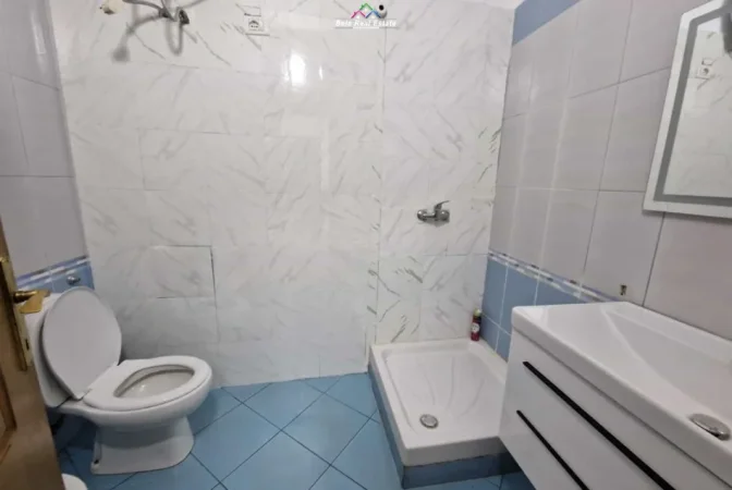 Tirane, jap me qera zyre Kati 5, 140 m² 3800 € (Rruga Brigada VIII)