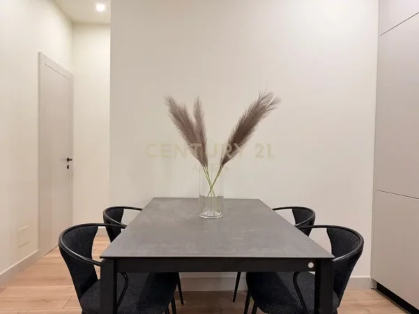 Tirane, jepet me qera apartament 2+1+Ballkon Kati 1, 77 m² 1.400 € (rruga e kosovareve)
