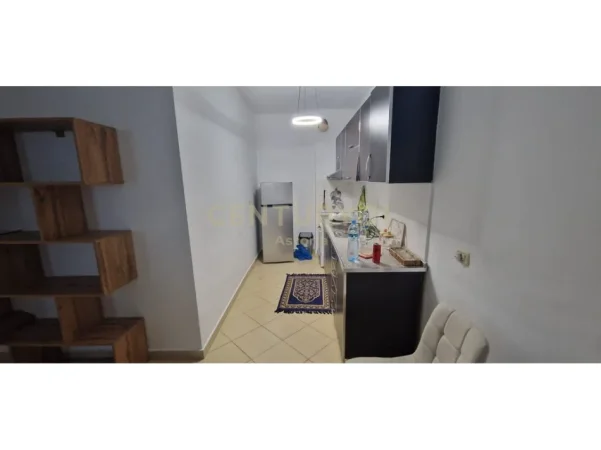 Tirane, jepet me qera apartament 2+1 Kati 3, 115 m² 650 € (liqeni i thate)