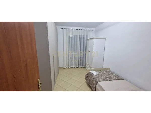 Tirane, jepet me qera apartament 2+1 Kati 3, 115 m² 650 € (liqeni i thate)