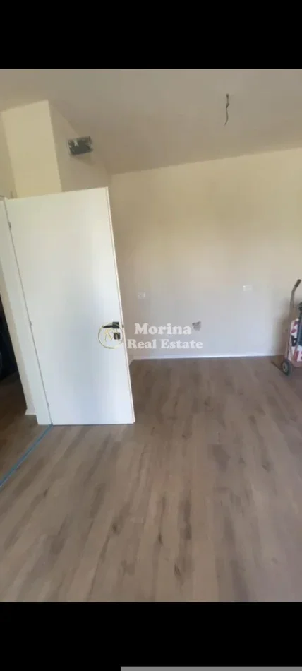 Tirane, jepet me qera ambjent biznesi Kati 2, 75 m² 650 € (Fusha Aviacionit)