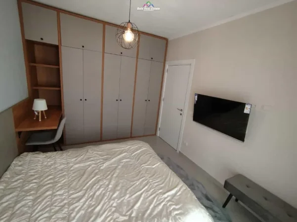 Tirane, jepet me qera apartament 1+1+Ballkon , (univers city)