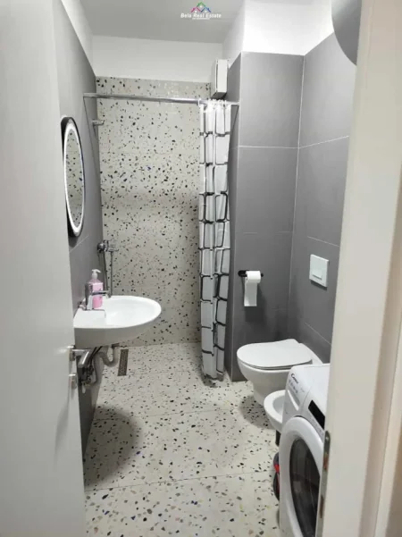 Tirane, jepet me qera apartament 1+1+Ballkon , (univers city)