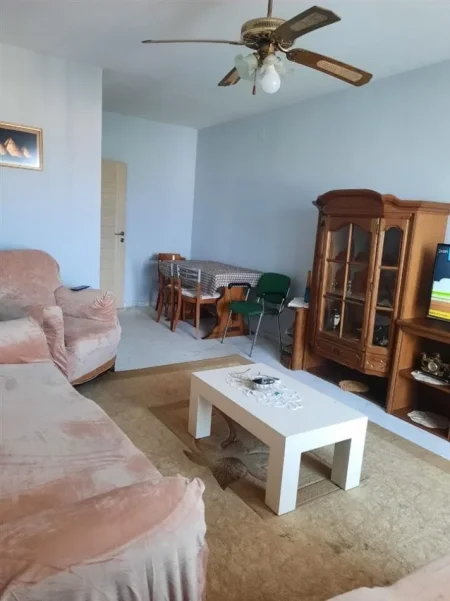 Tirane, jepet me qera apartament 2+1 , 570 € (laprake)