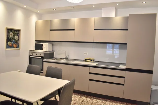 Jepet Super Apartament Ne Qender te Tiranes me Qera 3+1 ,1000 € , Mundesi per Airbnb