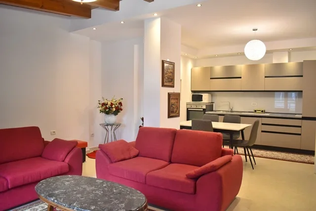Jepet Super Apartament Ne Qender te Tiranes me Qera 3+1 ,1000 € , Mundesi per Airbnb