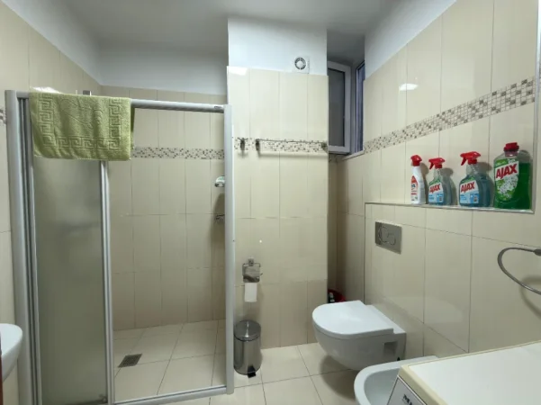 Tirane, jepet me qera apartament 2+1+Ballkon Kati 6, 110 m² 800 € (Rruga Tefta Tashko)