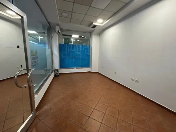 Tirane, jepet me qera ambjent biznesi Kati 1, 25 m² 300 € (Bulevardi Zogu i Parë)
