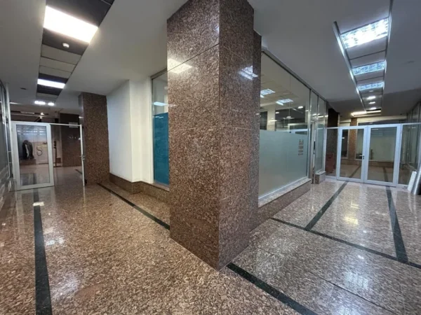 Tirane, jepet me qera ambjent biznesi Kati 1, 25 m² 300 € (Bulevardi Zogu i Parë)