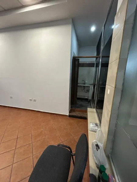 Tirane, jepet me qera ambjent biznesi Kati 1, 25 m² 300 € (Bulevardi Zogu i Parë)