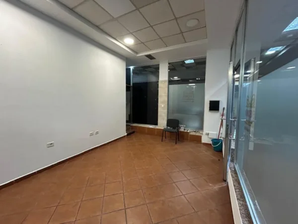 Tirane, jepet me qera ambjent biznesi Kati 1, 25 m² 300 € (Bulevardi Zogu i Parë)