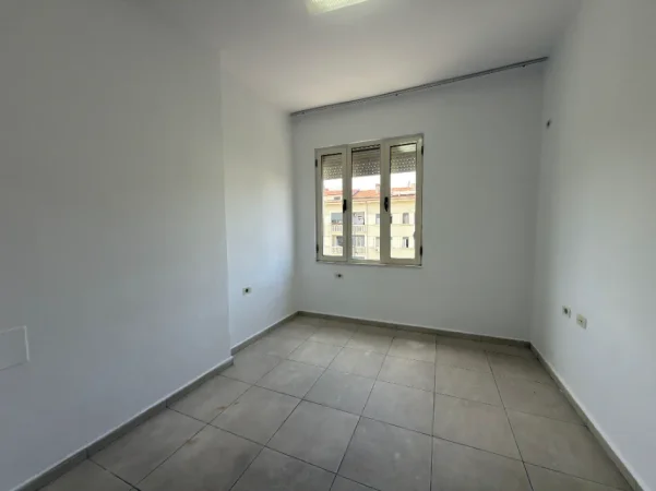 Tirane, jepet me qera apartament 2+1+Ballkon Kati 4, 65 m² 450 € (Bulevardi Zogu i Parë)