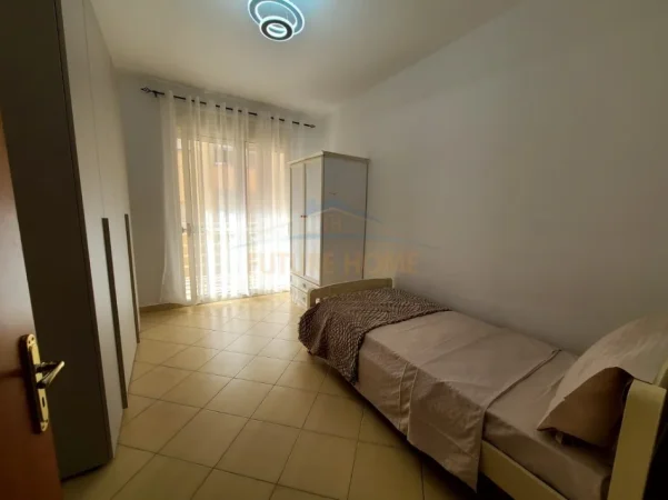 Tirane, jepet me qera apartament 2+1+Ballkon Kati 3, 105 m² 650 € (Liqeni i Thate)