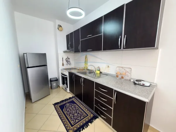 Tirane, jepet me qera apartament 2+1+Ballkon Kati 3, 105 m² 650 € (Liqeni i Thate)
