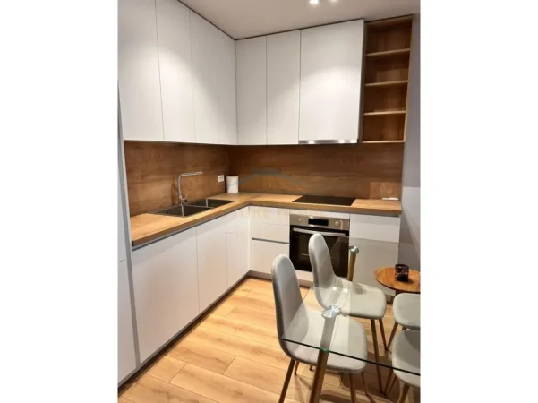 Tirane, jepet me qera apartament 2+1+Ballkon Kati 5, 86 m² 900 € (Rruga Panomara)