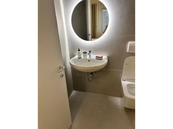 Tirane, jepet me qera apartament 2+1+Ballkon Kati 5, 86 m² 900 € (Rruga Panomara)