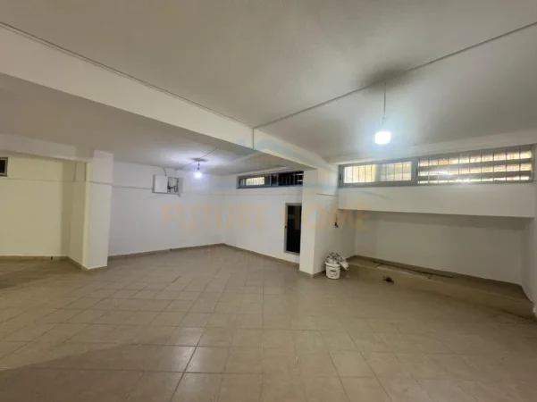 Tirane, jepet me qera ambjent biznesi Kati -1, 129 m² 600 € (Rruga e Kavajes)