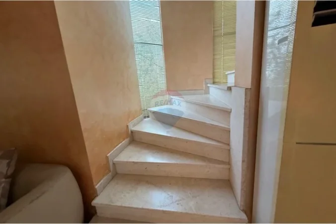 Shqiperi, shitet Vile , 370.000 € 