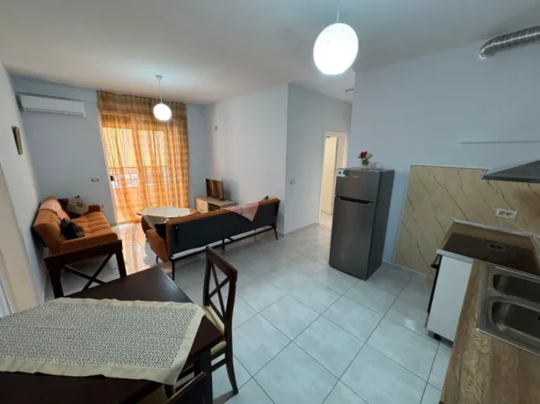 Tirane, jepet me qera apartament 3+1 , 500 € (Fresku)