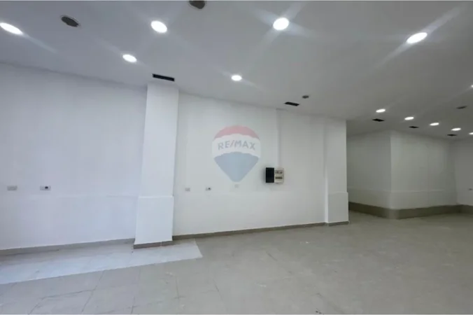 Tirane, jepet me qera dyqan , 105 m² 830 € 