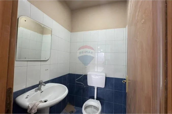 Tirane, jepet me qera dyqan , 105 m² 830 € 