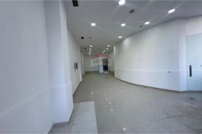 Tirane, jepet me qera dyqan , 105 m² 830 € 