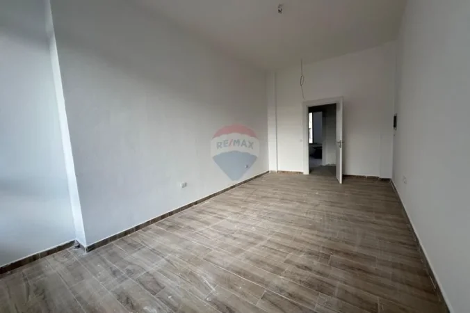 Tirane, jepet me qera zyre , 34 m² 680 € 