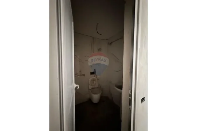 Tirane, jepet me qera zyre , 34 m² 680 € 