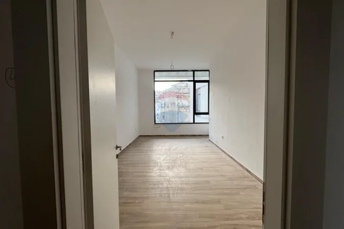 Tirane, jepet me qera zyre , 34 m² 680 € 