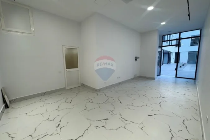 Tirane, jepet me qera dyqan , 39 m² 900 € 