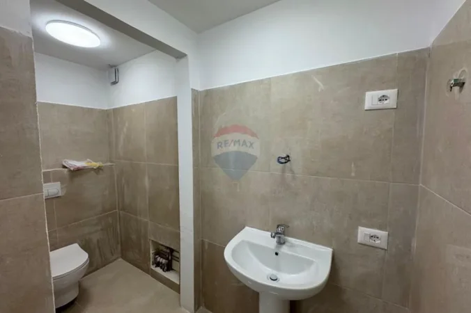 Tirane, jepet me qera dyqan , 39 m² 900 € 