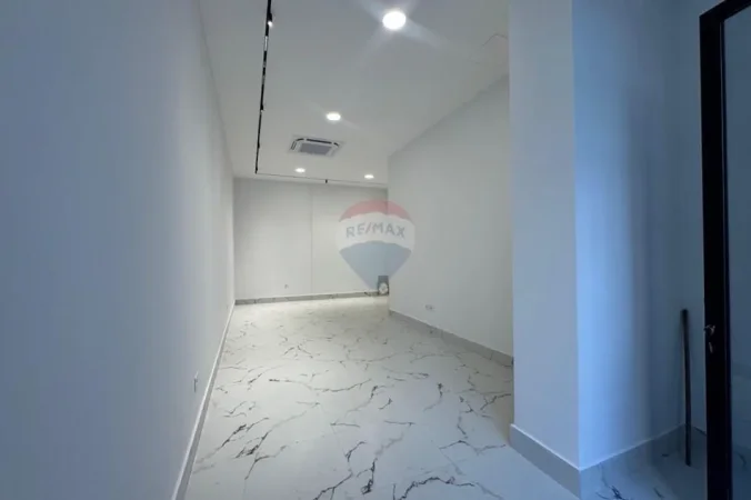 Tirane, jepet me qera dyqan , 39 m² 900 € 